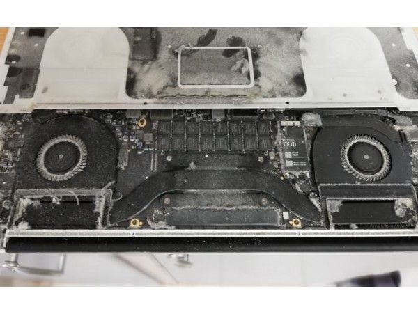 Čiščenje in zamenjava beterije Apple MacBook Pro A1398 (LATE 2013, MID 2014)